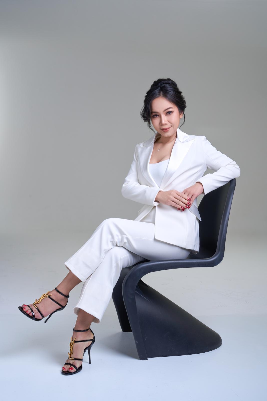 Kate Ketsuda seated, professional gold trading educator